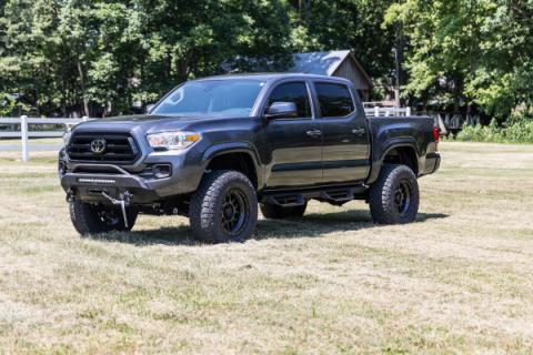 Front Bumper Hybrid with 12000-Lb Pro Series Winch and 20 LED Light Bar 16-22 Toyota Tacoma 4WD Rough Country