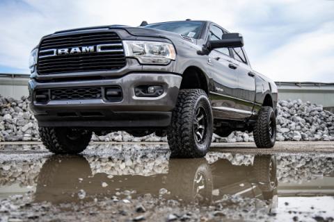 2.5 Inch Ram Leveling Kit w/ V2 Shocks Leaf Spring For 14-Up 2500/3500 4WD Rough Country